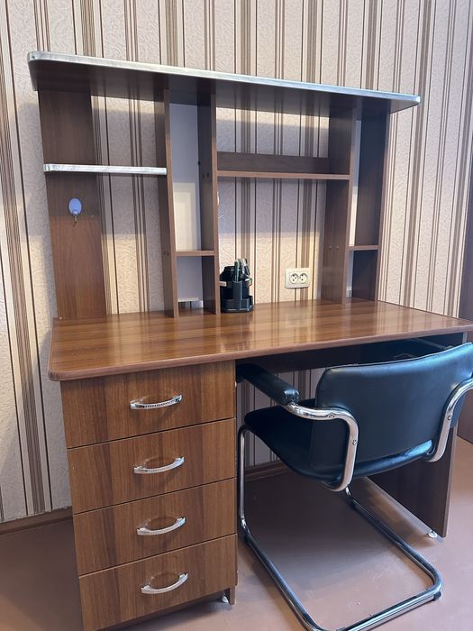 Стол письменный.