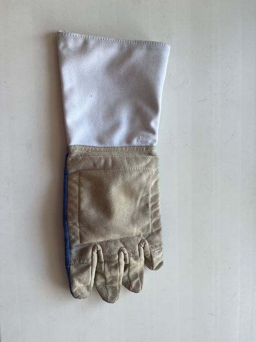 Перчатку для фехтования для левши
