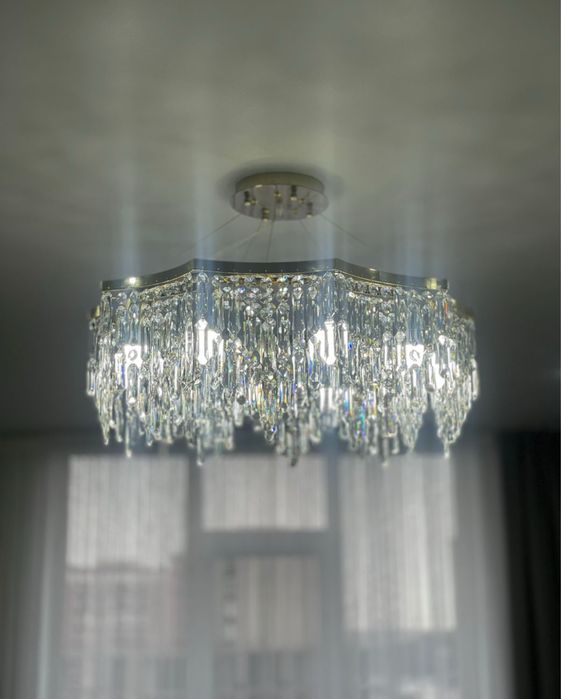 Продам почти новую люстру