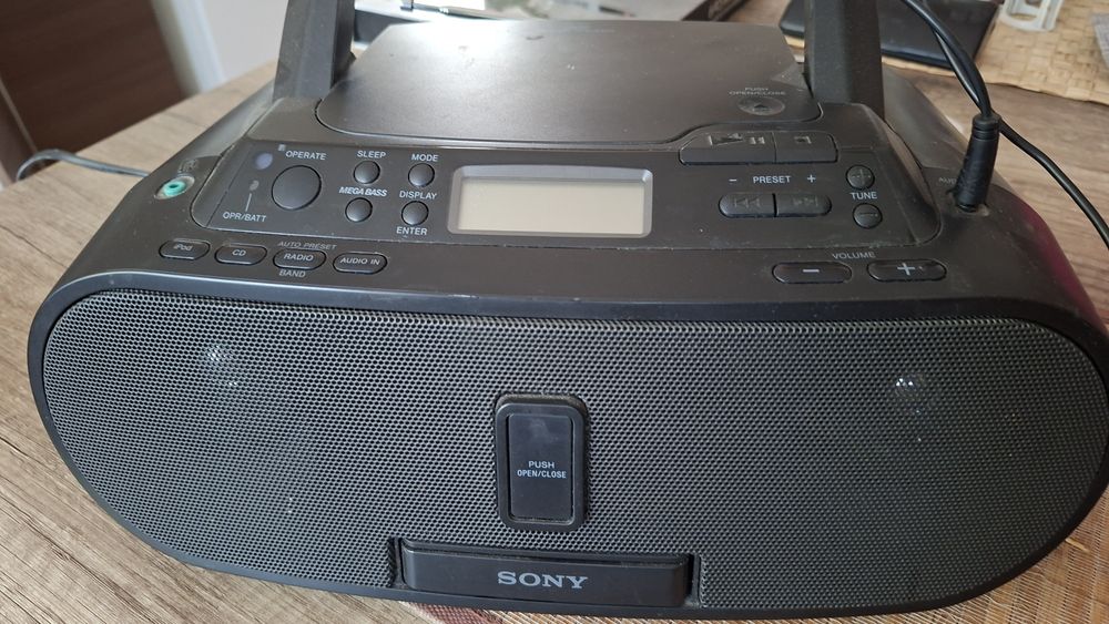 Radio cd cu intrare Aux Sony  cu docking ptr Iphone  modele  vechi