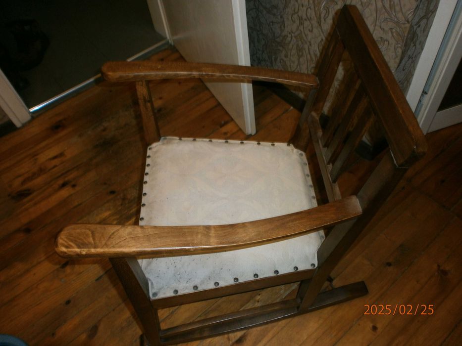 старинен люлеещ се стол