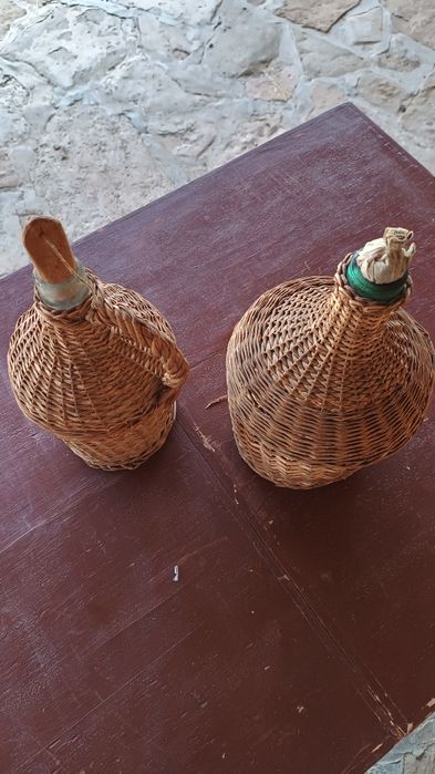Продавам два броя стъклени дамаджани външно плетени от естествени материали