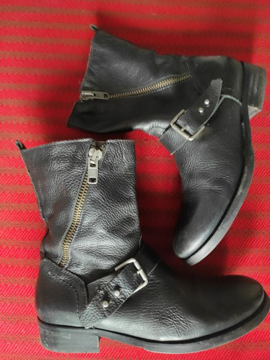 Cizme Tommy Hilfiger din piele naturala 100%, cu fermoar și cataramă Tommy HILFIGER.
Nr. 40