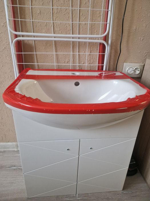 Шкаф за баня с умивалник