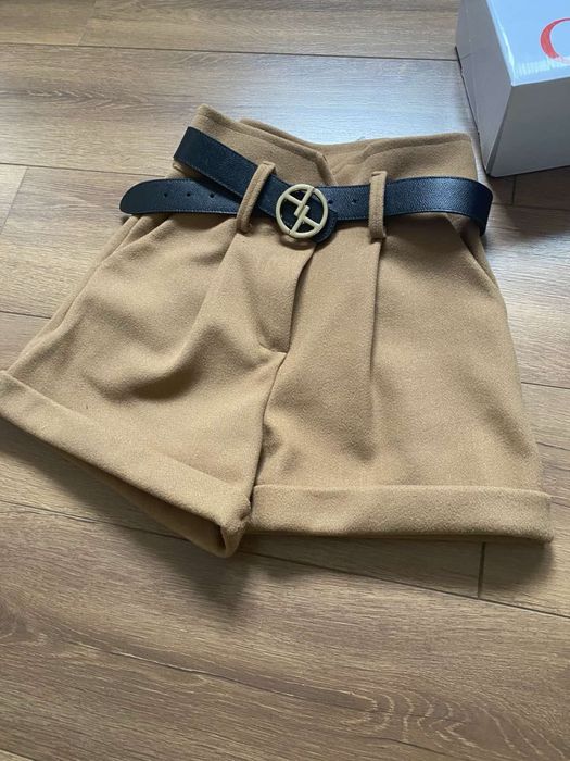 Къс вълнен панталон