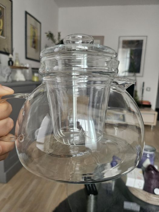 Стъклен чайник с цедка и две чашки