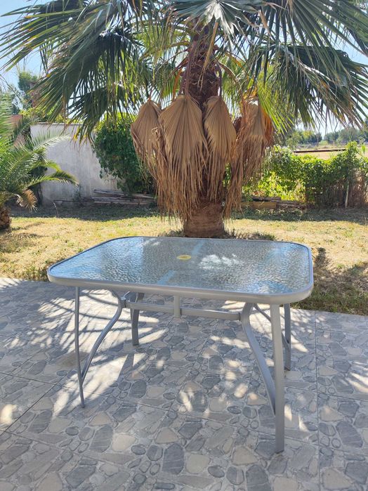 Градински:маса ,60 лв 2бр  кръгла,правоъгълна 1бр, душ 2 бр.20лв за бр