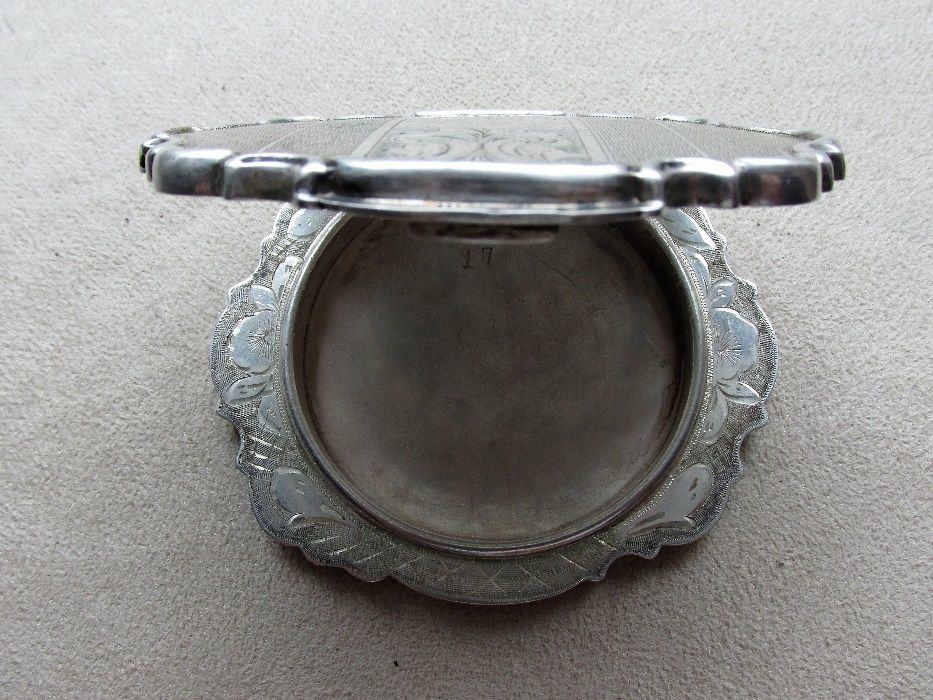 Стара сребърна,гравирана пудриера