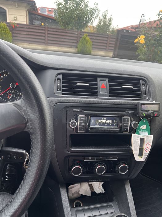 Volkswagen Jetta III, 1.2 TSI, 2012 – 106 CP | 2 seturi de anvelope | Negociabil  Vând Volkswagen Jetta III, an 2012, motor 1.2 TSI