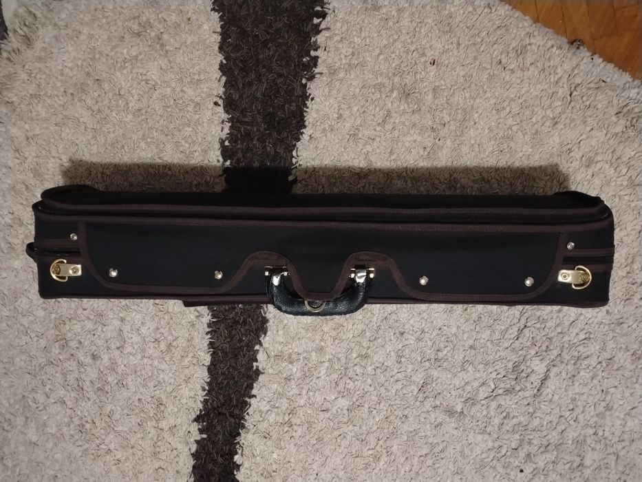 Vând husă vioară 4/4 în stare bună,cu cheie