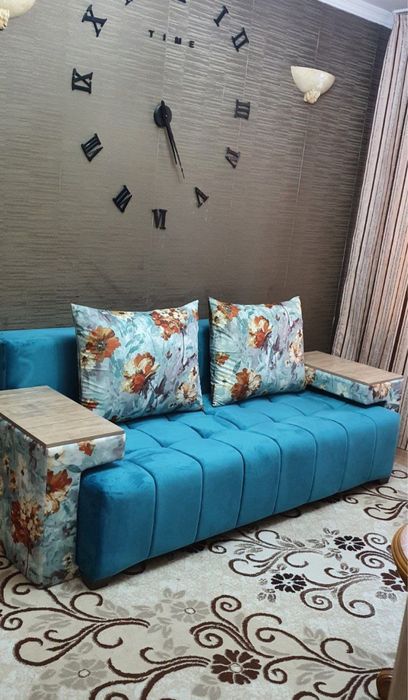 Качественный раскладной диван с столиком