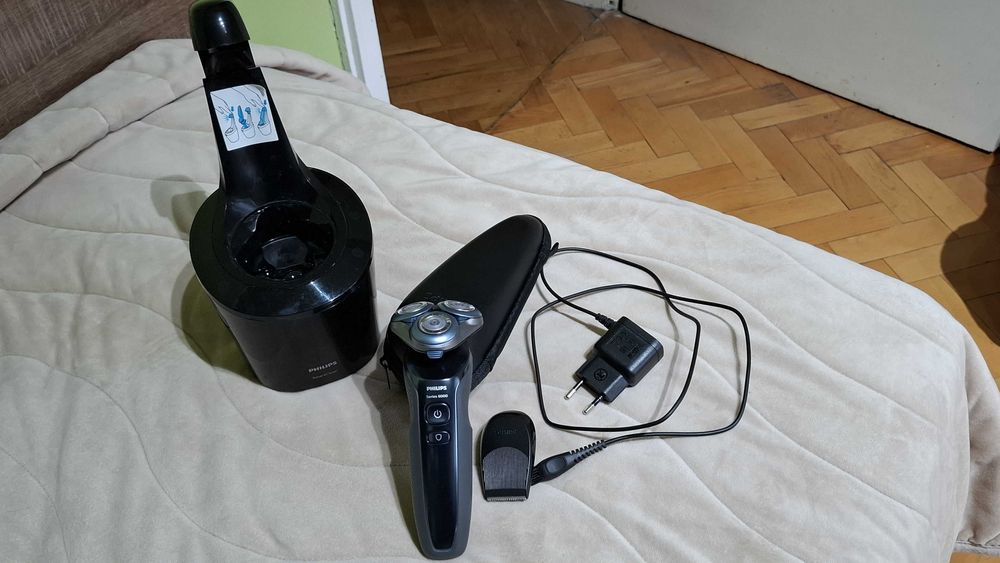 Продавам Електрическа самобръсначка PhilipsS6000 с почистващо устройст