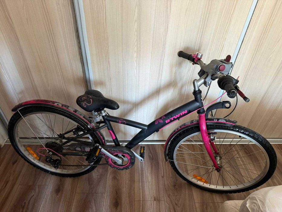 Bicicleta fetite B twin roz/negru aproape noua