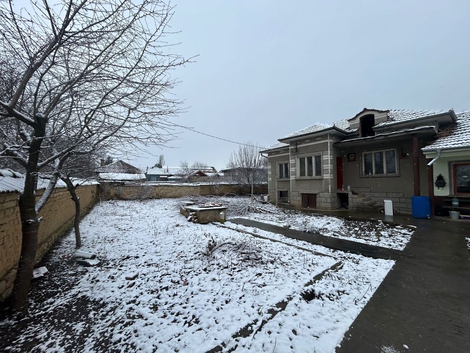 Къща на 2 етажа с мазе, гараж и кладенец – с. Крушето