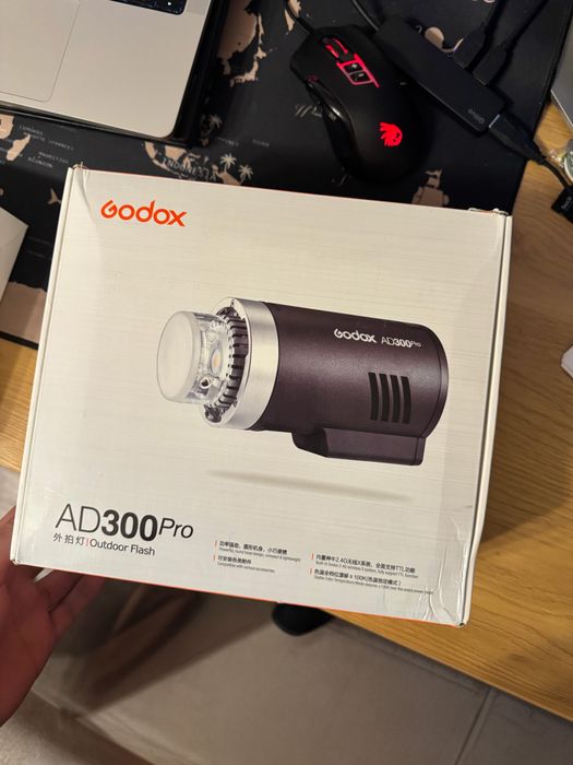 Vând Blitz portabil Godox AD300 Pro