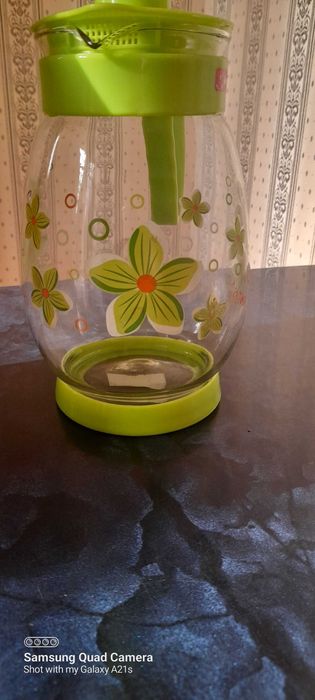 Стеклянный кувшин