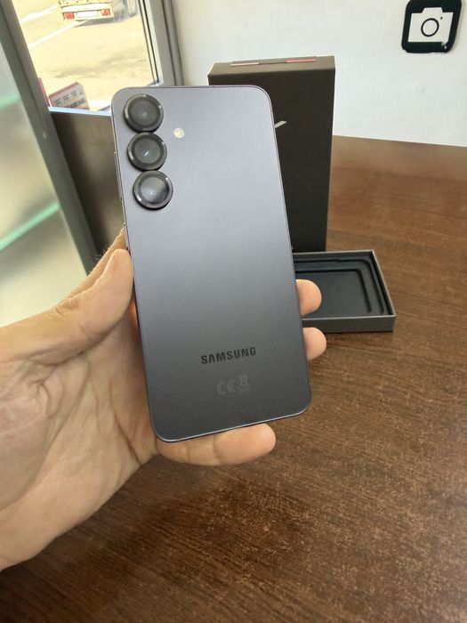 Vand Samsung S25 128Gb full box impecabil