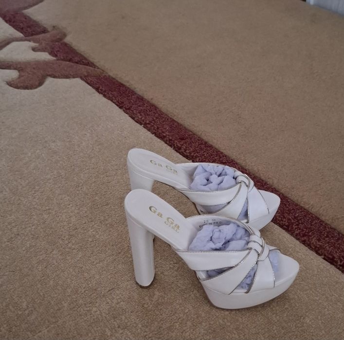 Белые мюли с золотой отделкой