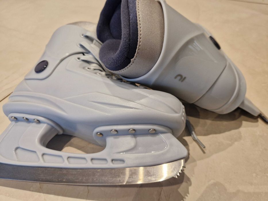 Patine marime 23.5 cm