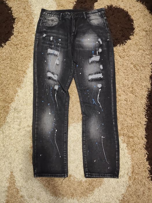 Pantaloni negri rupți cu pete de vopsea