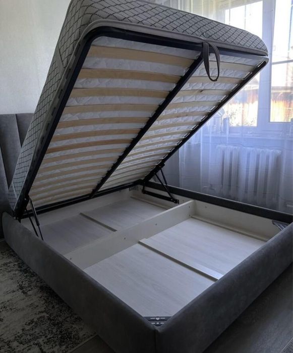 Двуспальная кровать