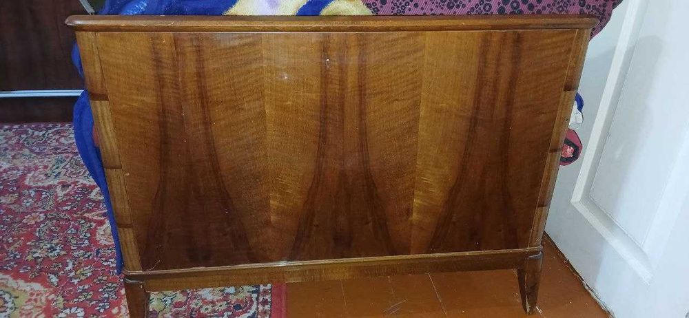 продается стол кухонный и компьютерный, две кровати (пр-во Румыния)