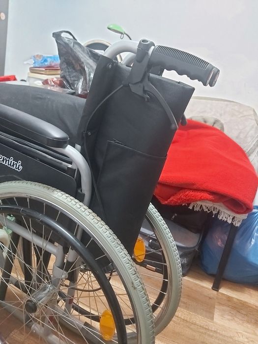 Carut cu rotile pentru persoane cu dizabilități sau greu deplasabile