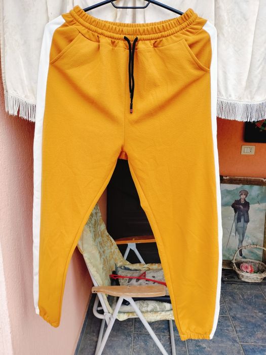 Pantaloni de trening damă – Galbeni / Mustar cu dungi albe laterale – Mărime XL