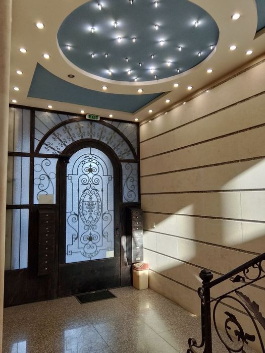 Дава се под наем Тристаен апартамент в Варна, Окръжна болница - 120 кв.м за 714 € - Снимка #1