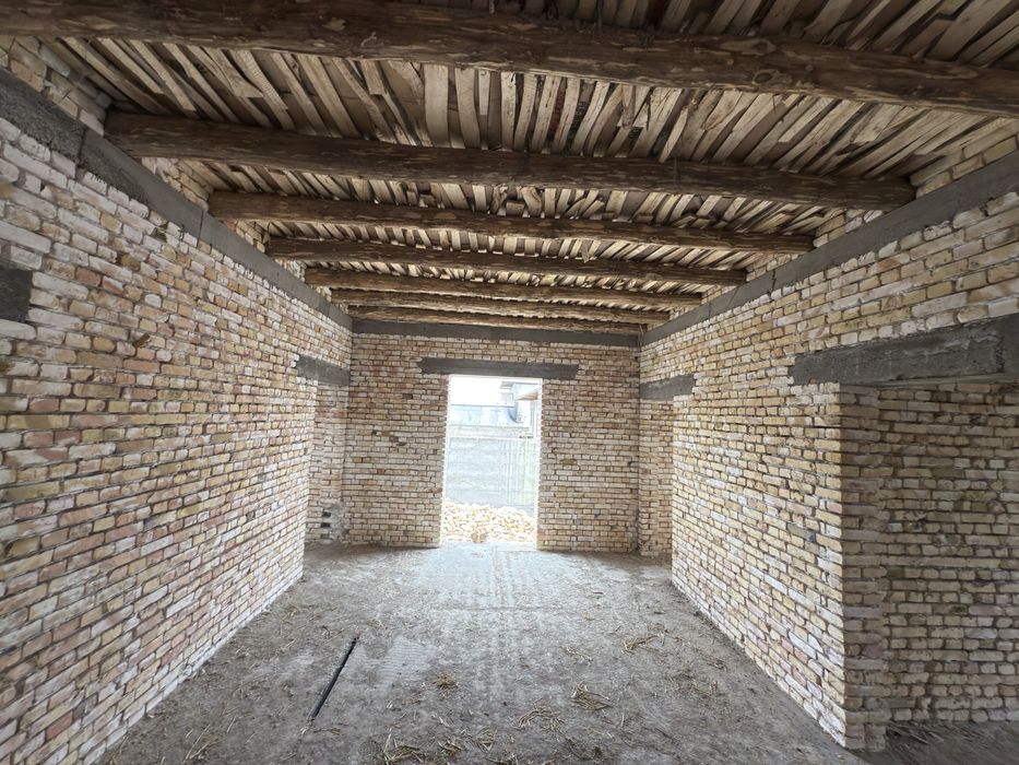 Янги иморат сотилади 3 сотикга якин 4 уй 2 та санузел битта хол подвал