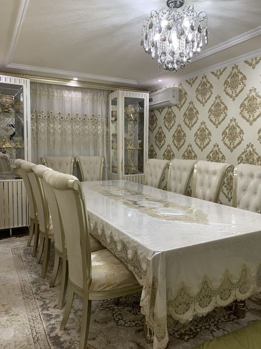 Стол с стульями и пенал