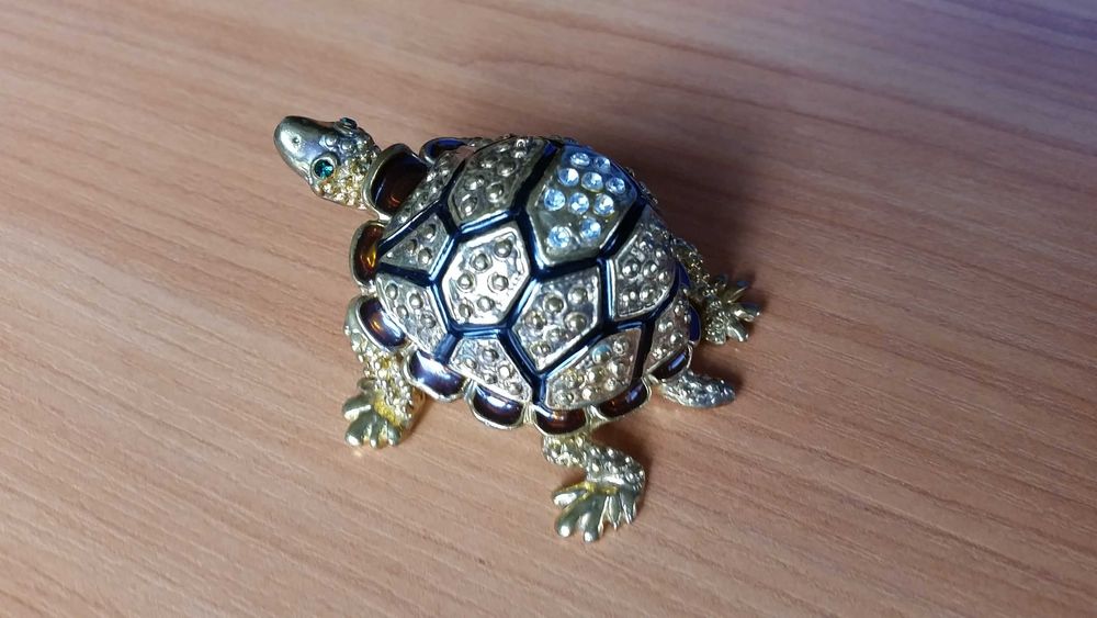 Кутия за бижута- масивен бронз, инкрустирана с камъни, ръчна изработка