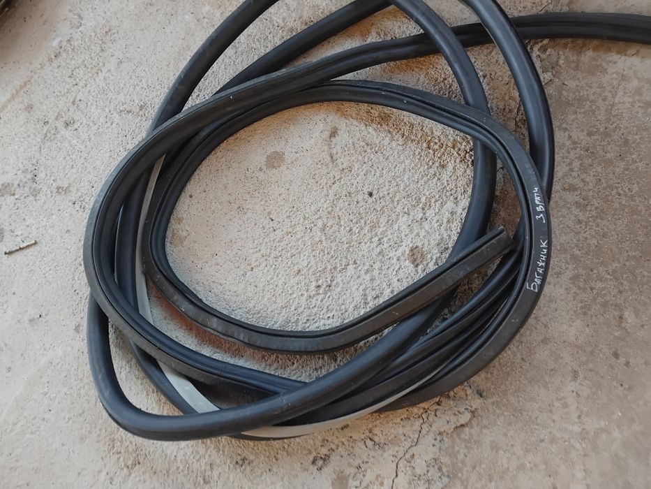 Гумени уплътнения за Ауди А3 Р8,три врати-30лв.Капаци за огледала-59л.