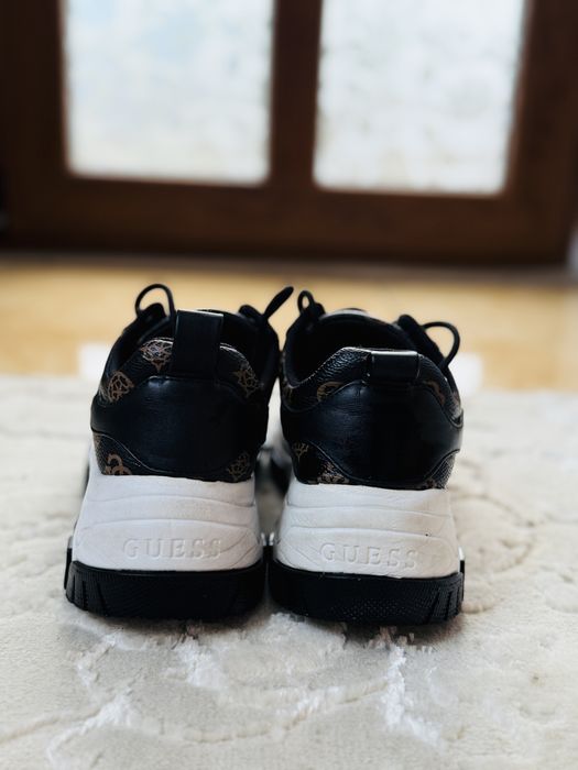 Vând sneakers GUESS originali, purtati o singura dată, mărime 36