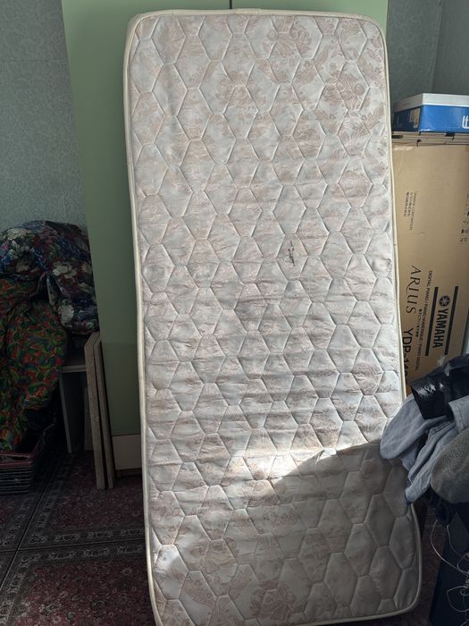 Продам кровать вместе с матрасом.