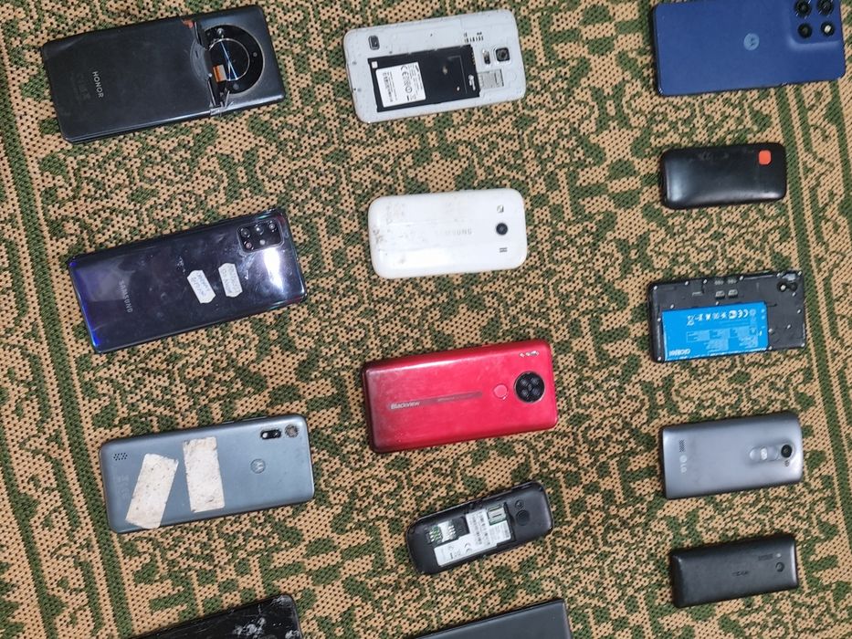 ( negociez cu pretul !! ) Vand telefoane pentru piese/components,  unele merg, unele nu prea.