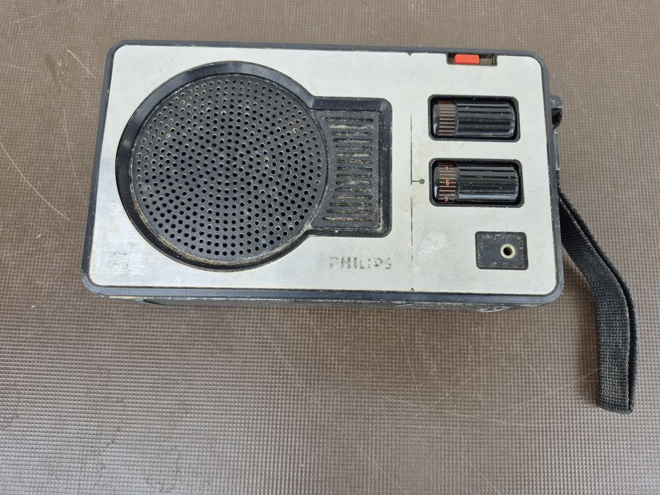 Vând Radio  marca Philips  , model 90 AL 170/00

- Carcasele prezinta uzura ,exfoliere,zgirieturi, bucati lipsa. 

- radio nu  a fost probat si acest