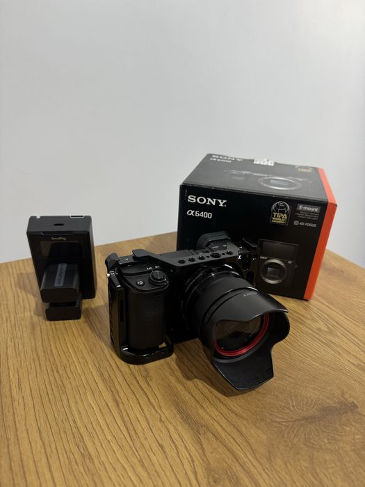 Sony a6400 +obiectiv 35mm f1.8 +cage +2x Baterii small rig+ Blit godox TT350S
