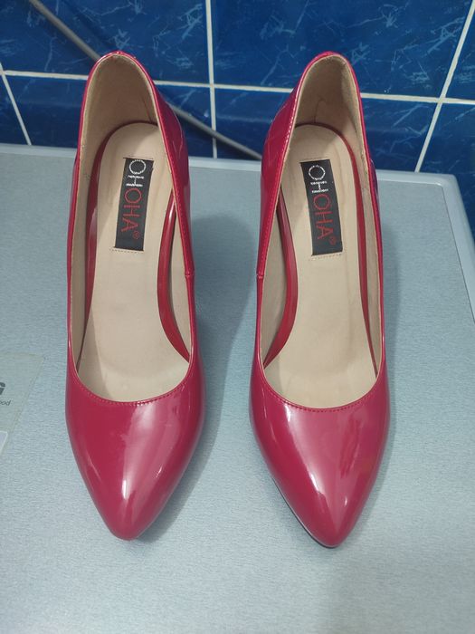 Продам шикарные красивые красные туфли