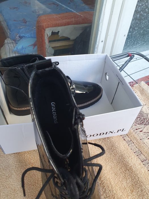 Дамски боти от естествен лак.