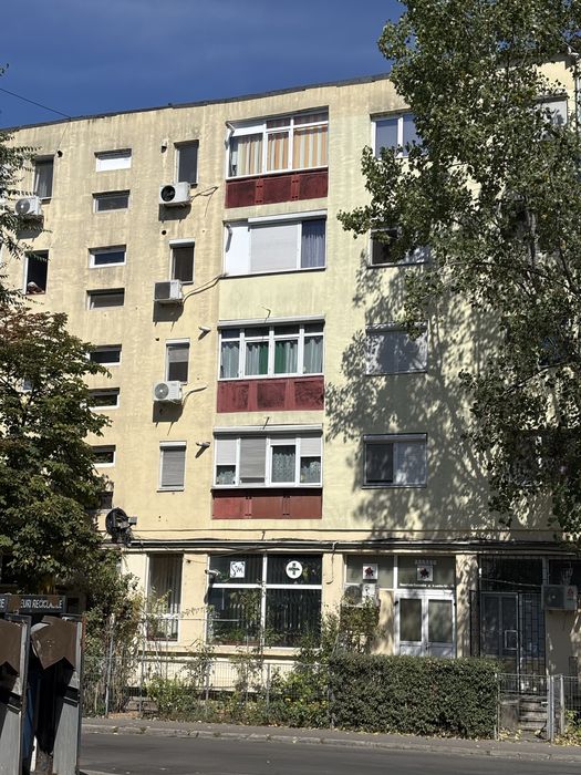Vand apartament 2 camere in spate liceu cerna