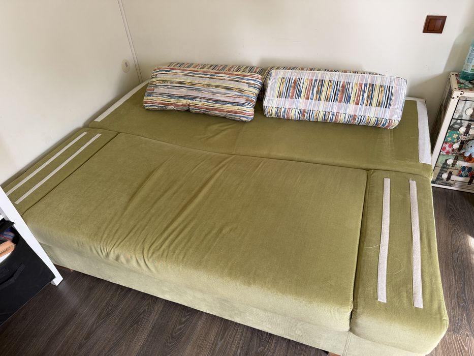 Canapea extensibila cu perne si lada