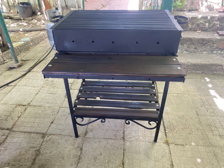 Скара на дървени въглища