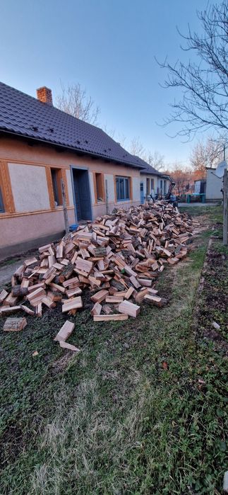 Lemne de foc tăiat și crăpat mecanizat.