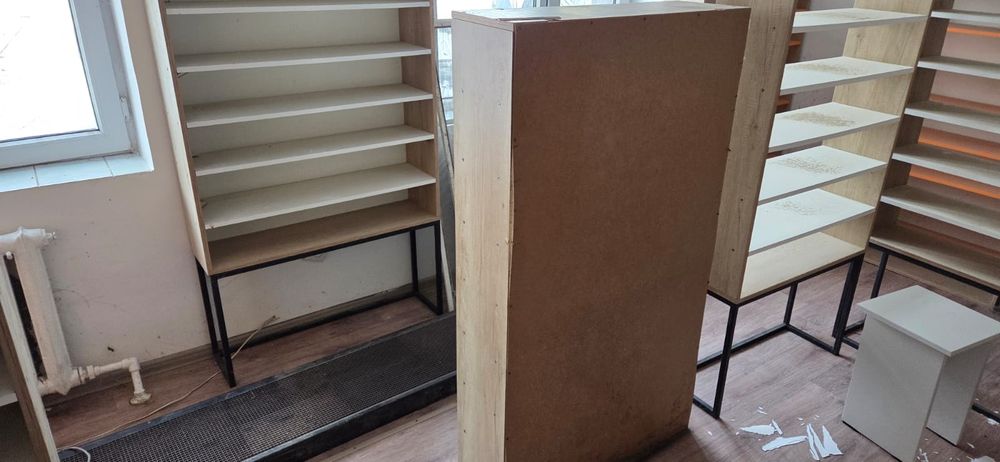 Стеллажи в отличном состояние