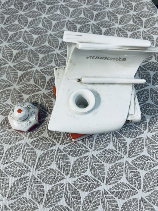 Продаю  винтажную фарфоровую статуэтку чернильницу