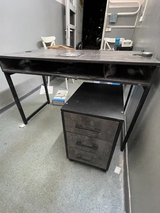 Продам стол для маникюра и шкаф
