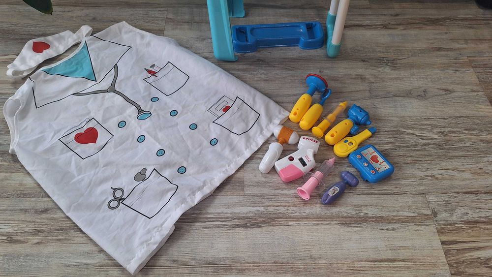 Докторски куфар-маса с инструменти