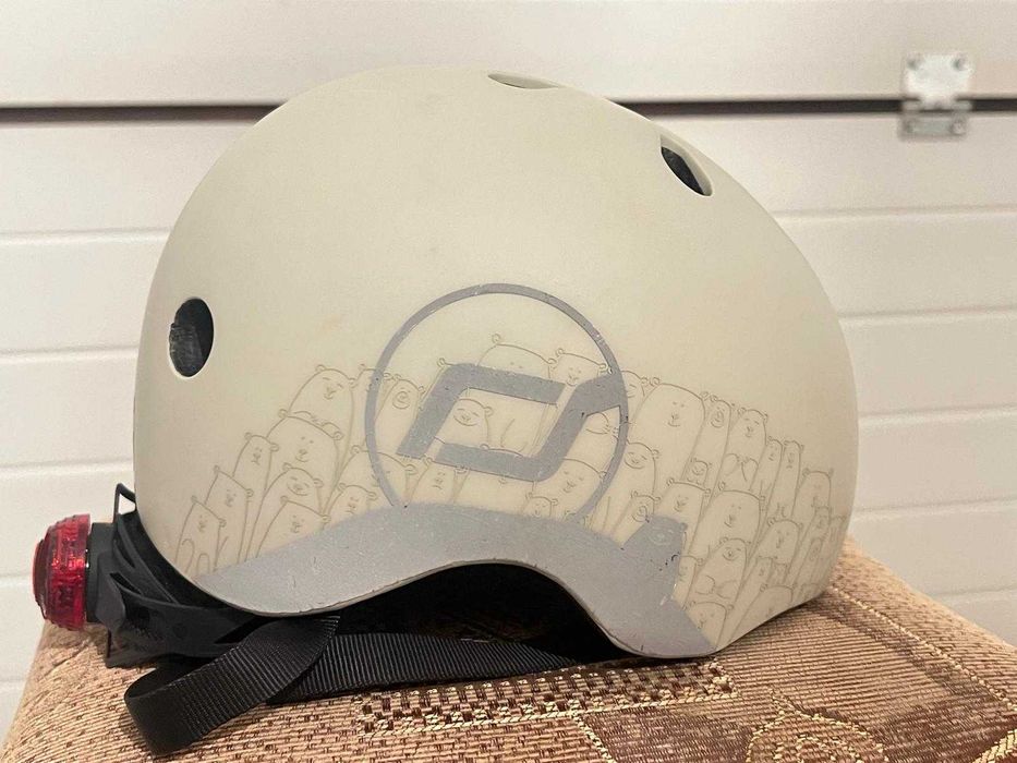 Scoot and Ride Casca de protectie cu LED si sistem de reglare magnetic