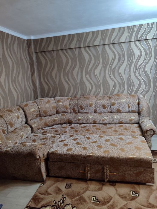 Продам угловой диван .